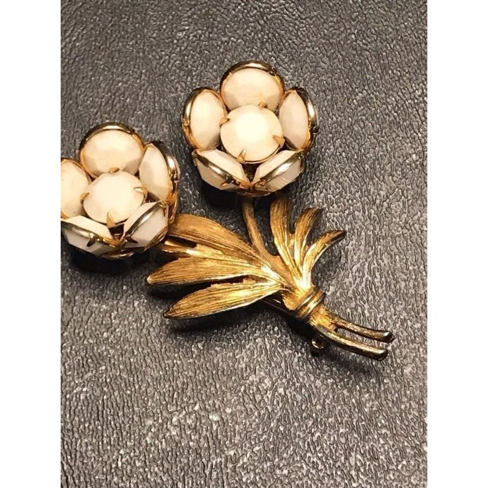 Pin Beautiful Vtg White Floral Brooch